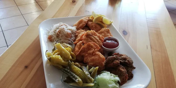600 g nebo 1200 g kuřecích a vepřových řízků, domácí pečivo a omáčky, zelenina