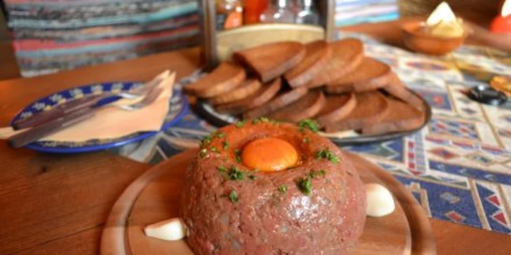 199 Kč za gigantický tatarák (500 g) z pravého uruguayského hovězího! Vynikající maso až pro čtyři osoby se slevou 65 %!