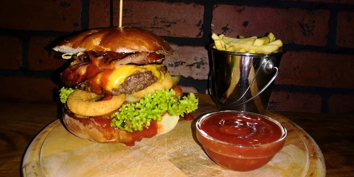 Burger s hovězím, kuřecím nebo se sýrem dle výběru a hranolky pro 1 i 2 os.