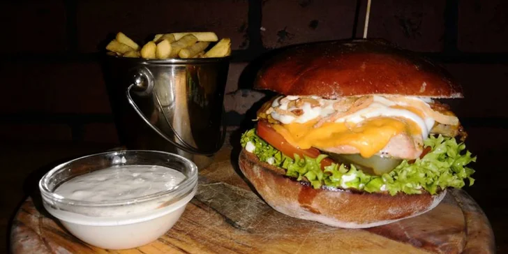 Burger s hovězím, kuřecím nebo se sýrem dle výběru a hranolky pro 1 i 2 os.