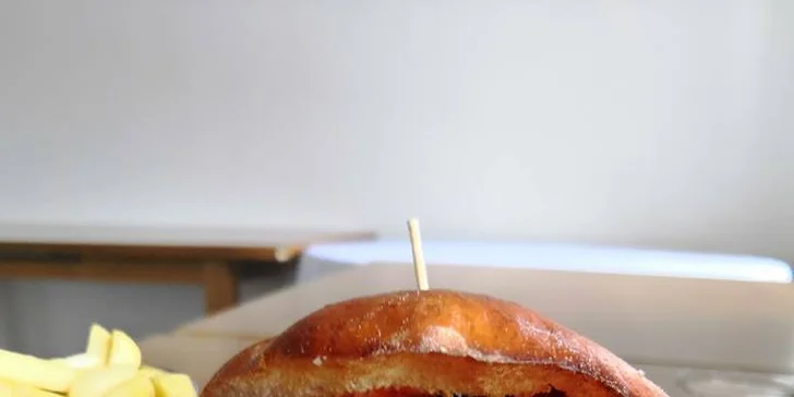 Burger s hovězím, kuřecím nebo se sýrem dle výběru a hranolky pro 1 i 2 os.