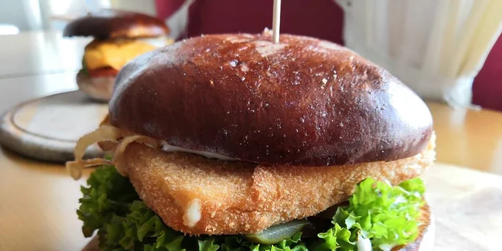 Burger s hovězím, kuřecím nebo se sýrem dle výběru a hranolky pro 1 i 2 os.