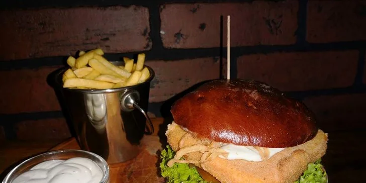 Burger s hovězím, kuřecím nebo se sýrem dle výběru a hranolky pro 1 i 2 os.