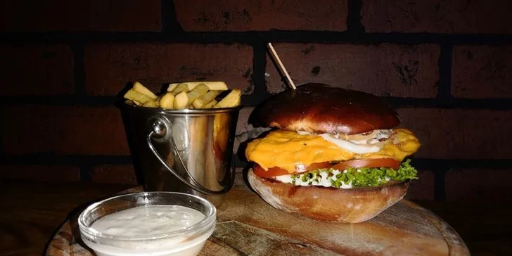 Burger s hovězím, kuřecím nebo se sýrem dle výběru a hranolky pro 1 i 2 os.