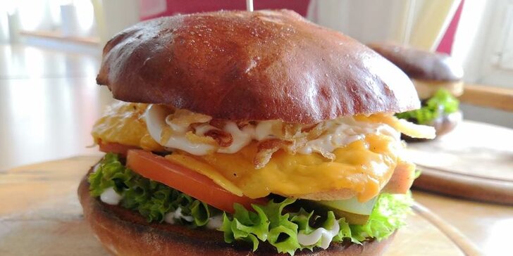 Burger s hovězím, kuřecím nebo se sýrem dle výběru a hranolky pro 1 i 2 os.