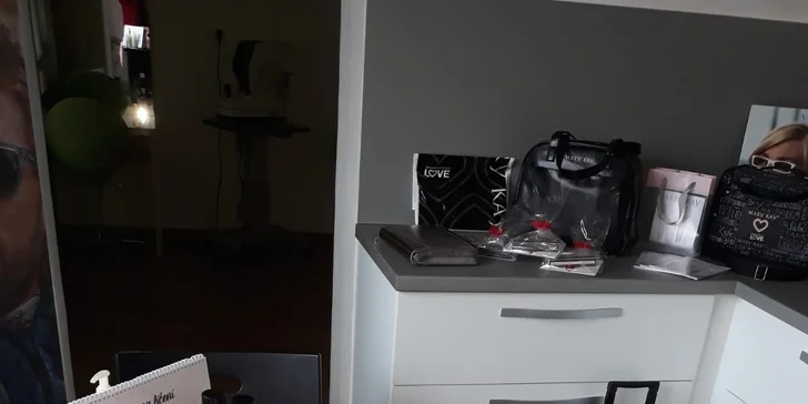 Buďte okouzlující: kurz líčení vč. make-upu rtů s certifikátem