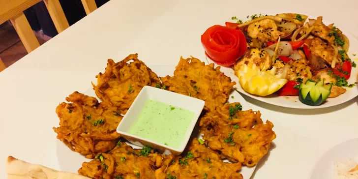 Jako předkrm můžete vyzkoušet cibulovou specialitu Bhaji.