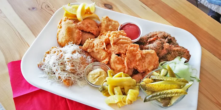 600 g nebo 1200 g kuřecích a vepřových řízků, domácí pečivo a omáčky, zelenina