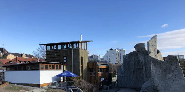 Parádní odpoledne: 2 hodiny bruslení vč. půjčení bruslí a hovězí burger