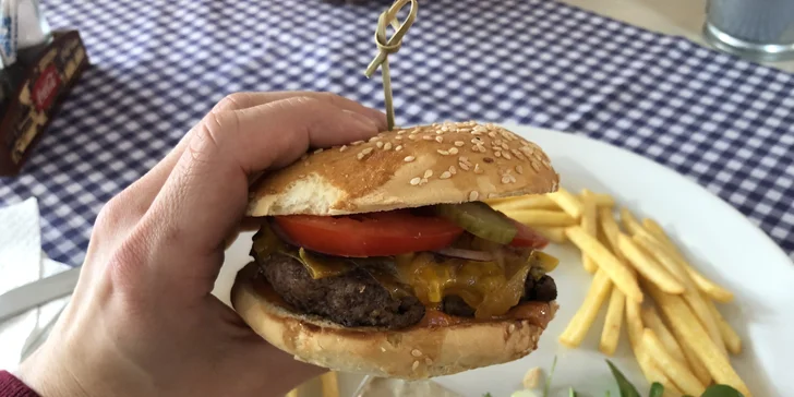 Parádní odpoledne: 2 hodiny bruslení vč. půjčení bruslí a hovězí burger