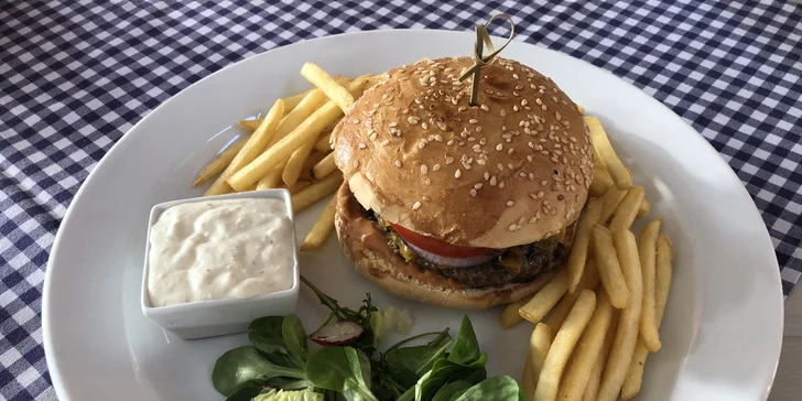 Parádní odpoledne: 2 hodiny bruslení vč. půjčení bruslí a hovězí burger