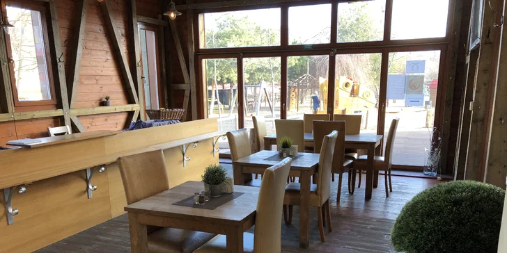 Parádní odpoledne: 2 hodiny bruslení vč. půjčení bruslí a hovězí burger
