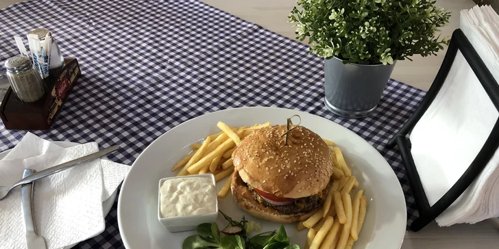 Parádní odpoledne: 2 hodiny bruslení vč. půjčení bruslí a hovězí burger