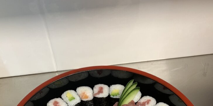 Výběr z 5 druhů sushi setů: 16–34 kousků s krevetami, avokádem i tuňákem