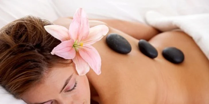 Relaxační masáž horkými lávovými kameny v moderním salonu