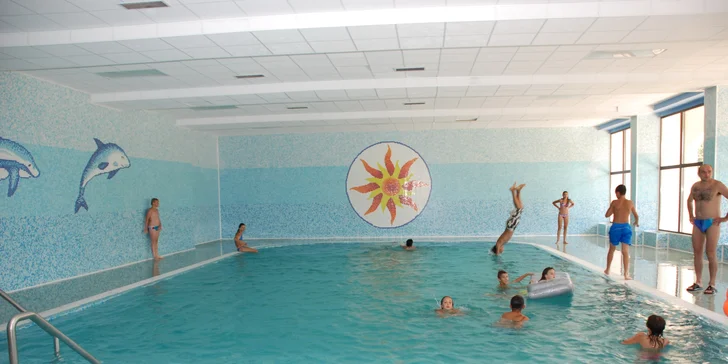 Hotel Zagreb*** u pláže v Karlobagu: polopenze, venkovní bazén, doprava busem v ceně