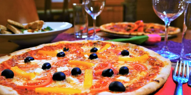 Dvě 40cm pizzy podle výběru z 24 druhů nebo salát s lososem pro 2 osoby