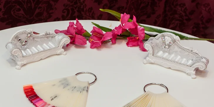 Manikúra či pedikúra s lakováním a aroma lázní ve VIP relax zóně