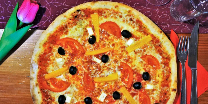 Dvě 40cm pizzy podle výběru z 24 druhů nebo salát s lososem pro 2 osoby