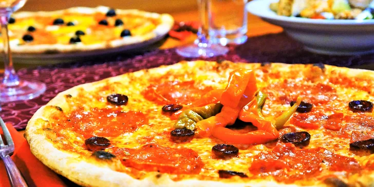 Dvě 40cm pizzy podle výběru z 24 druhů nebo salát s lososem pro 2 osoby