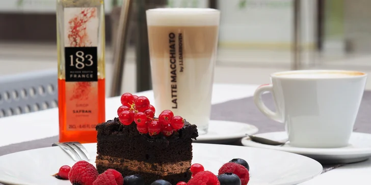 Espresso, lungo, ristretto nebo cappuccino a čokoládová kostka s ovocem