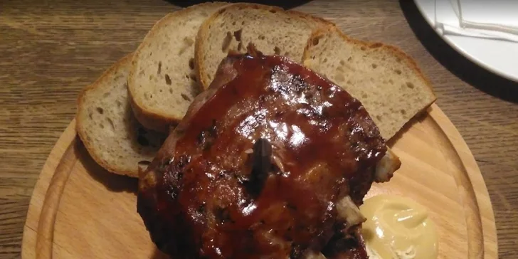 Pečená vepřová žebra s BBQ omáčkou: porce pro jednoho i pro partu