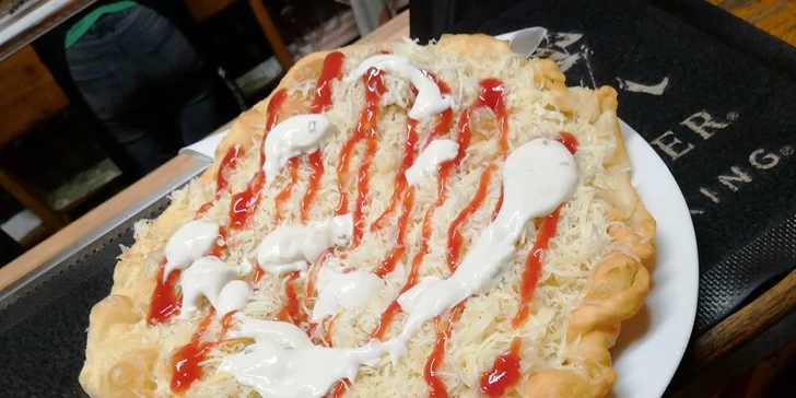 Langoš s česnekem, kečupem, tatarkou a sýrem i s pivem pro 1 nebo 2 osoby
