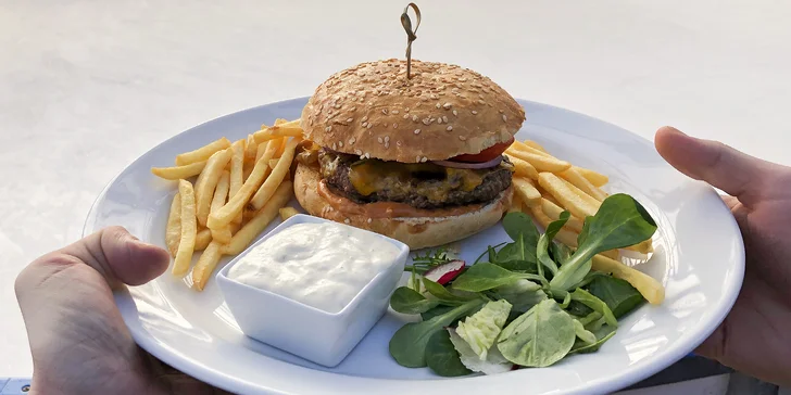 Parádní odpoledne: 2 hodiny bruslení vč. půjčení bruslí a hovězí burger