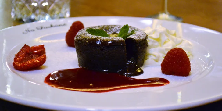 Valentýnské menu i s vinným párováním: křepelka na másle i čoko fondant