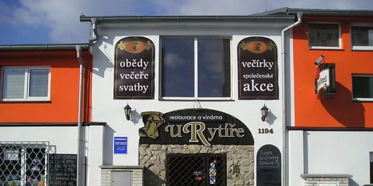 Burger menu U Rytíře: 200 g hovězího i s hranolky, tatarkou a pitím