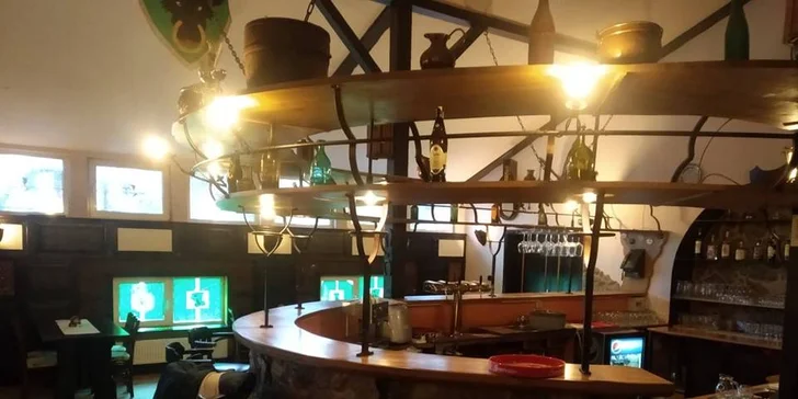 Burger menu U Rytíře: 200 g hovězího i s hranolky, tatarkou a pitím