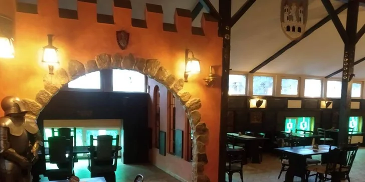 Burger menu U Rytíře: 200 g hovězího i s hranolky, tatarkou a pitím