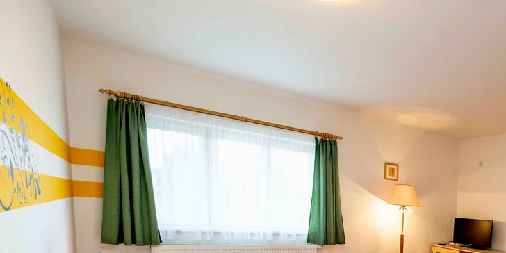 Připravený pro vás bude moderní pokoj s pohodlnými lůžky, sprchovým koutem, toaletou, ručníky a lednicí. K dispozici je také televize a Wi‑Fi připojení.