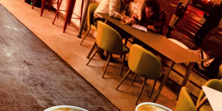Káva a dezert v absintové kavárně: espresso, lungo, macchiato i flat white