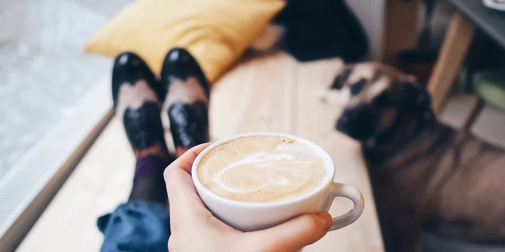 Káva a dezert v kavárně Coma'r: espresso, lungo, macchiato i flat white