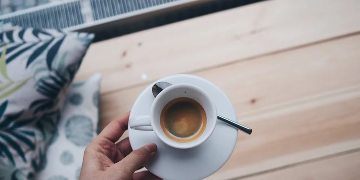 Káva a dezert v kavárně Coma'r: espresso, lungo, macchiato i flat white