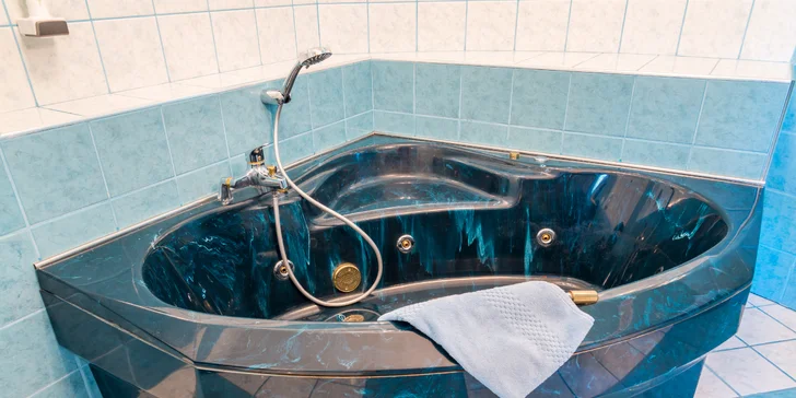Apartmá vás potěší relaxační vanou.