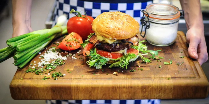 Burgerové menu s hovězím masem nebo kozím sýrem na Vinohradech