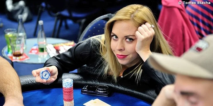 Škola pokeru s profesionální hráčkou Adélou Pecháčkovou