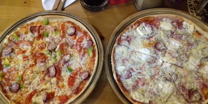 Dvě křupavé pizzy o průměru 32 cm na odnos s sebou a limonáda