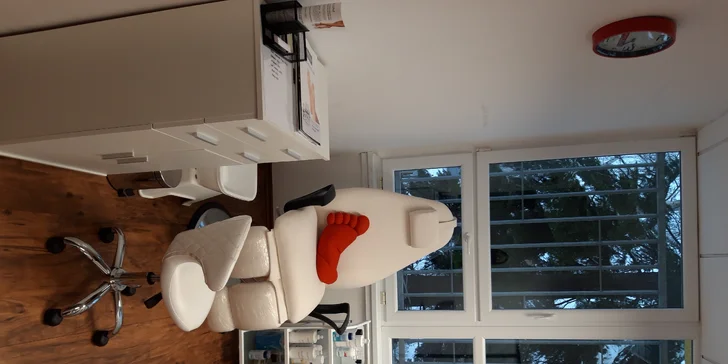 Klasická manikúra nebo mokrá pedikúra v salonu v centru