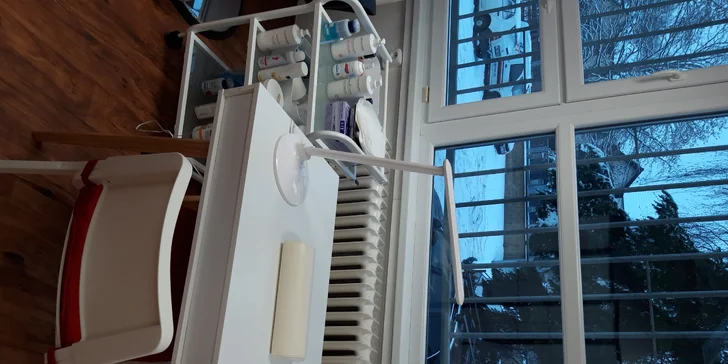 Klasická manikúra nebo mokrá pedikúra v salonu v centru