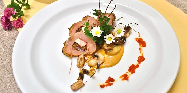 5chodové menu pro dva: carpaccio, španělská polévka a panenská svíčková