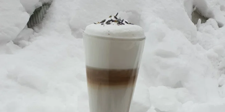 Espresso, cappuccino i levandulové latté s francouzským dezertem