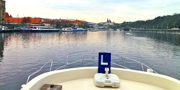 Užijete si i praktickou výuku přímo na palubě – vydáte se na hladinu Vltavy a proplavíte se i plavební komorou.