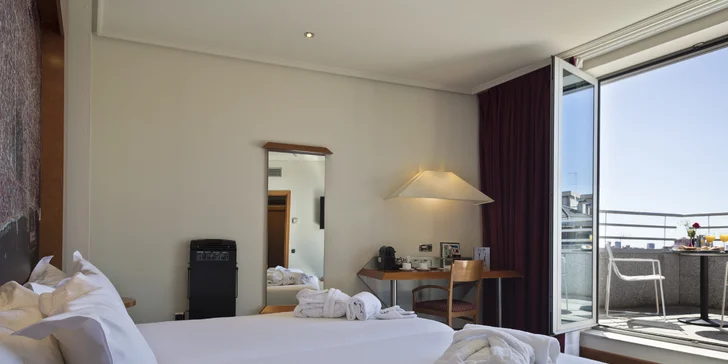 Hotel ponúka buď dvojlôžkovú, alebo jednolôžkovú izbu s veľkosťou 18–24 m².