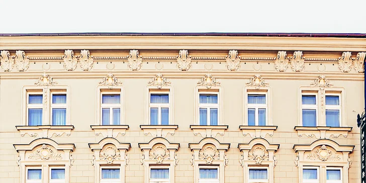 Dům byl postavený koncem 19. století v klasicistním stylu s velmi zdobnými fasádními i interiérovými prvky, je inspirovaný světoznámým českým malířem Alfonsem Muchou.