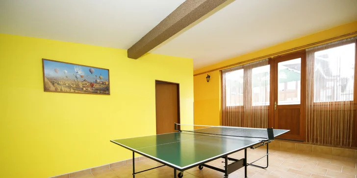 Zahrajte si stolní tenis.