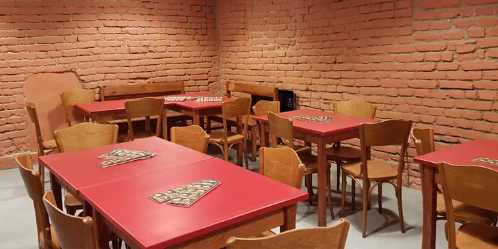 Restaurace je kousek od zastávky Masarykovo nádraží. 