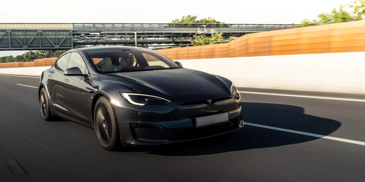 Zážitková jazda na vozidle TESLA MODEL S PLAID: 30 alebo 60 minút